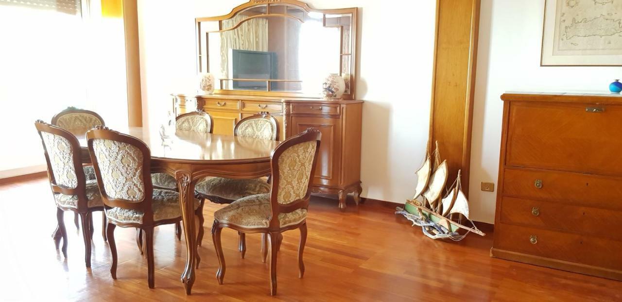 Perfect Beachfront Apartment Афіни Екстер'єр фото